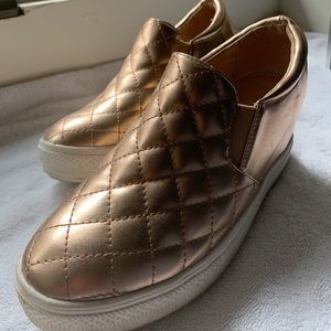 Wanted Rose gold wedges